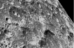 NASA猎户座飞船传回月球特写照片，表面布满陨石坑