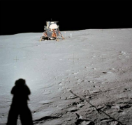 棱角分明！在阿波罗11号档案中发现异常物体，引发UFO猜测